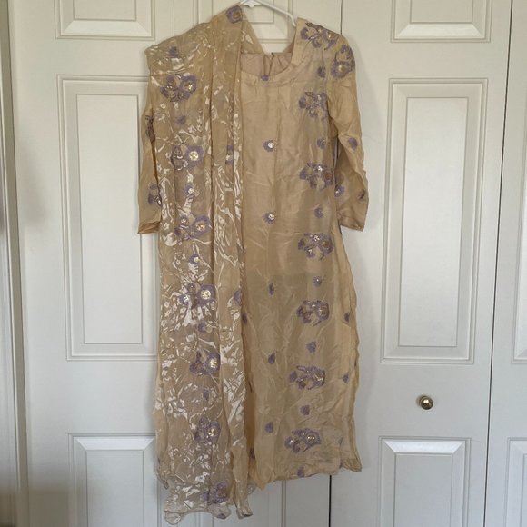 3 piece cream salwar kameez set with lavendar floral embroidery all over XS-S - Picture 1 of 14